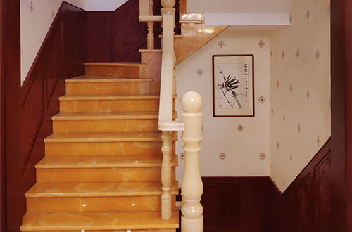 祥云中式别墅室内汉白玉石楼梯的定制安装装饰效果